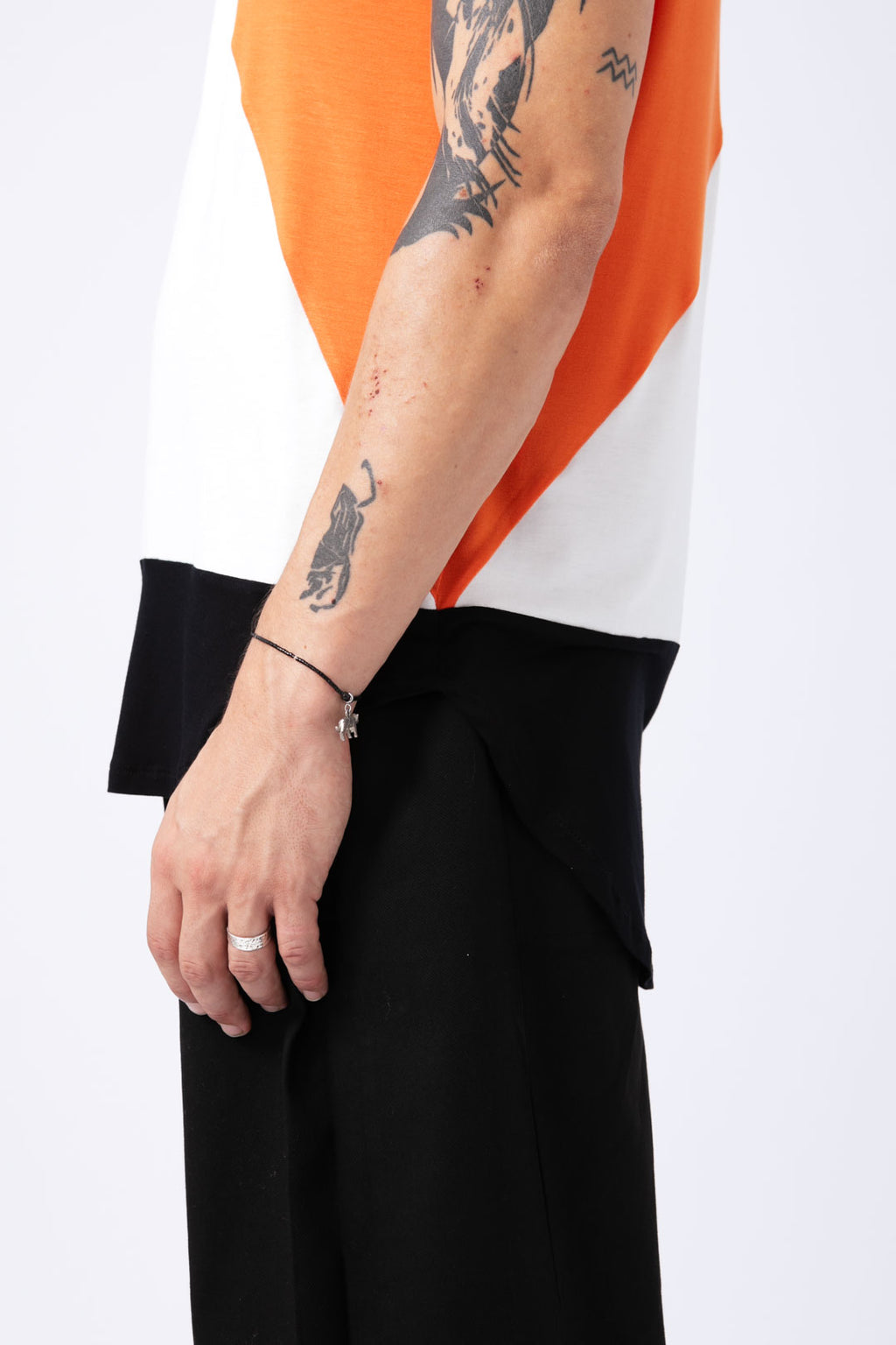 Camiseta Aequilaterus negro - naranja