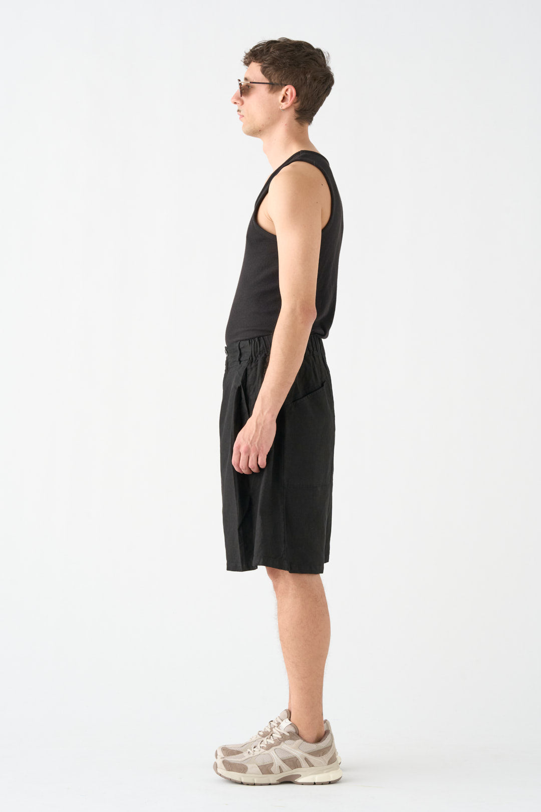 Black wide-leg Bermuda shorts