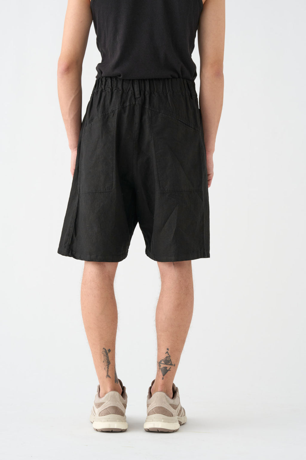 Black wide-leg Bermuda shorts