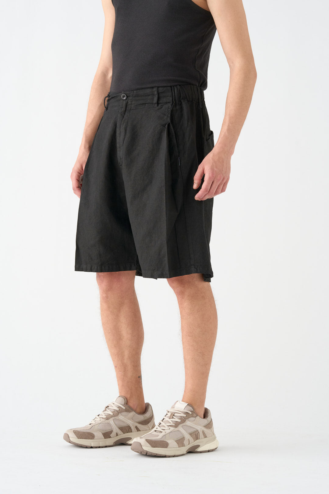 Black wide-leg Bermuda shorts
